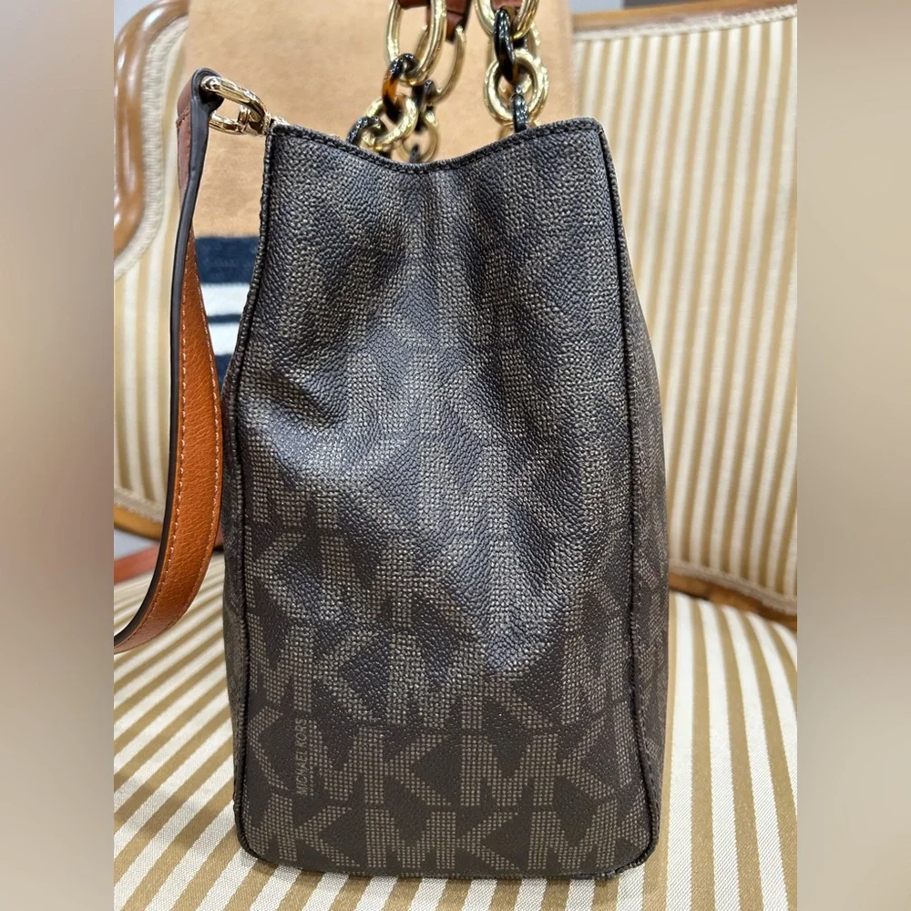 Michael Kors handbag/ adjustable crossbody - Picture 2 of 6